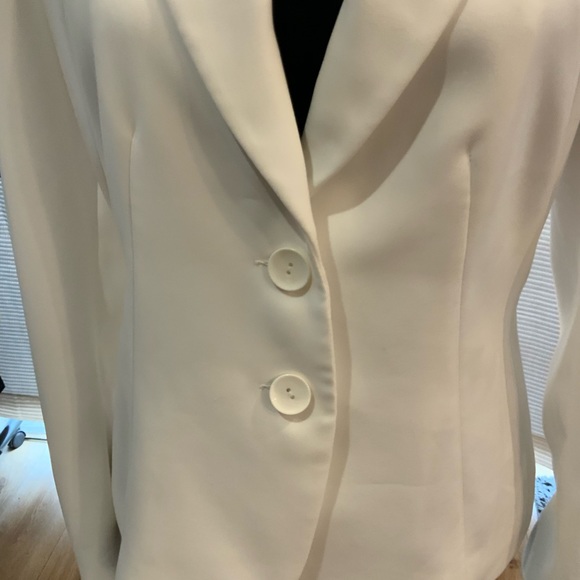 White Blazer bought in boutique. - Picture 8 of 10